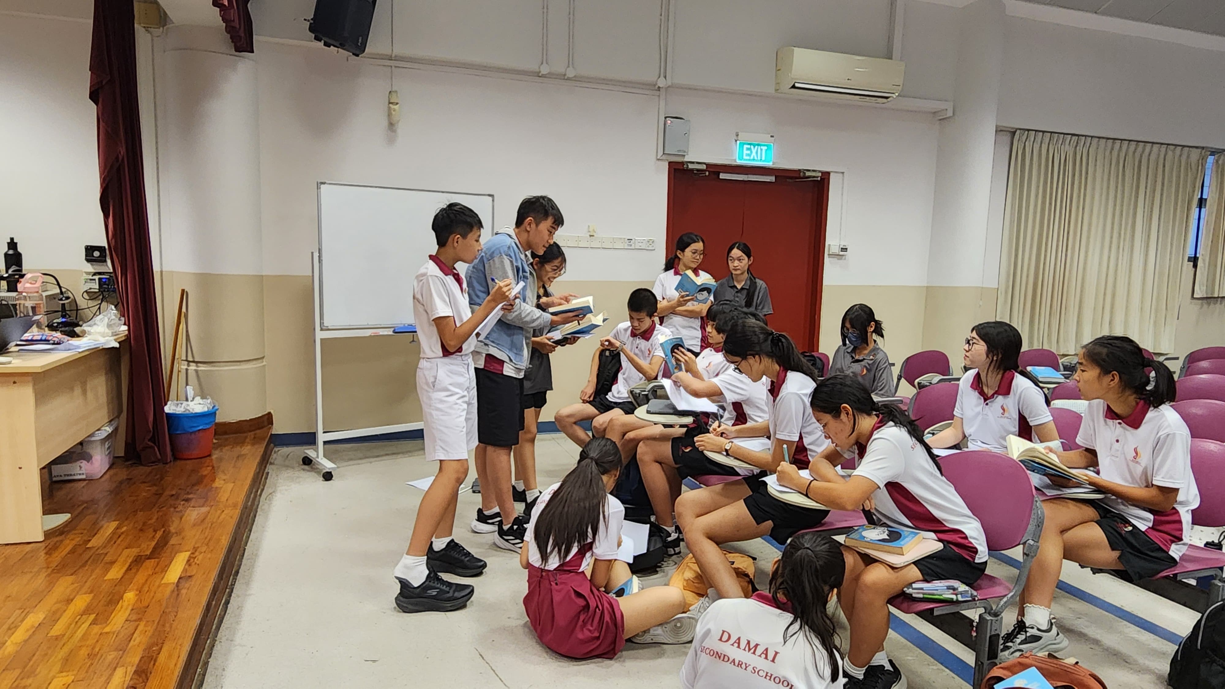A literature discussion and presentation in display